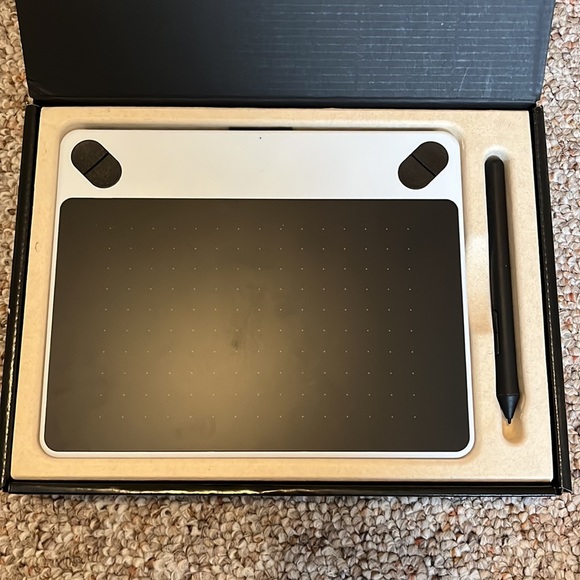 Wacom Intuos Pen Tablet - Picture 2 of 7